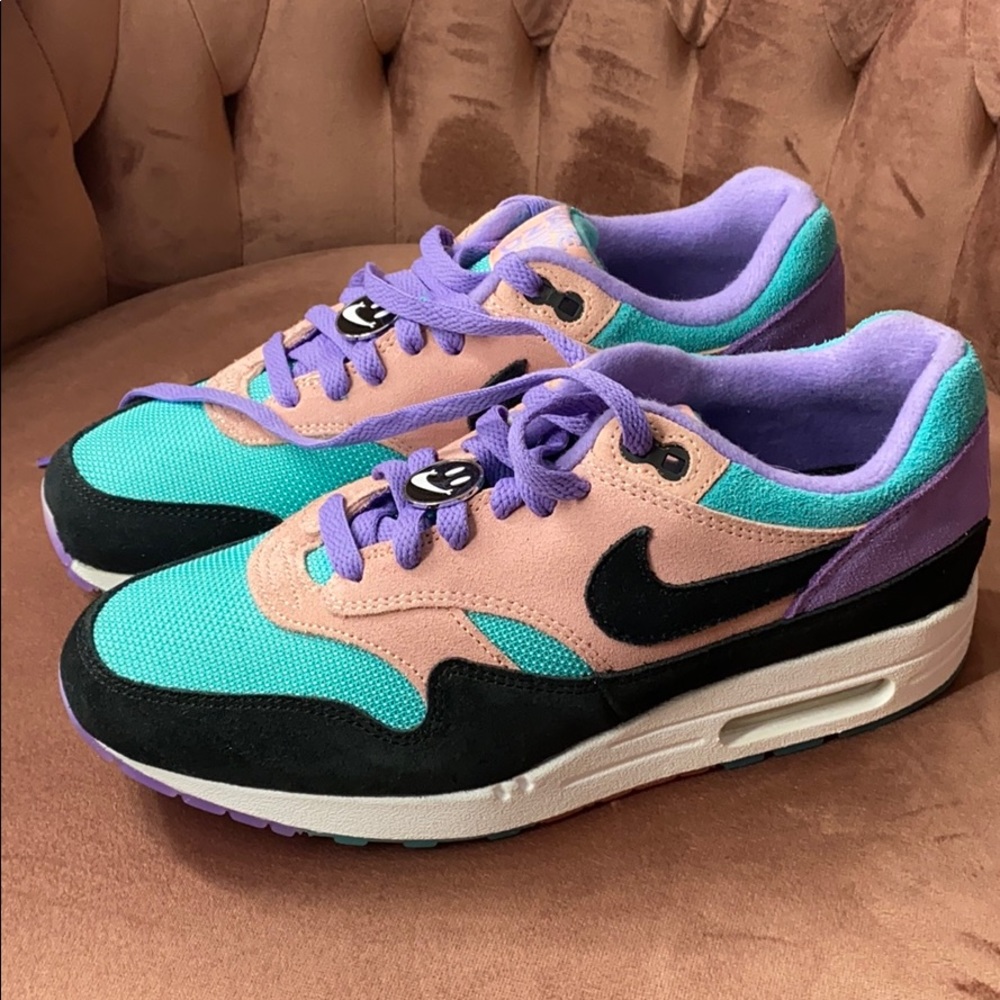Woman’s Nike shoes airmax